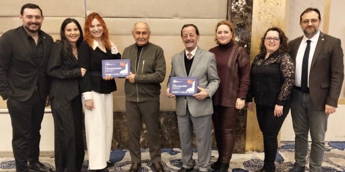 Plaketini ailesi ile birlikte aldı