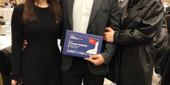 Plaketini Eşi ve kızı ile birlikte aldı