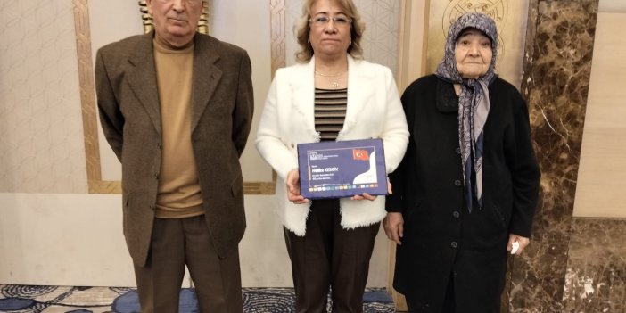 Plaketini ailesi ile birlikte aldı
