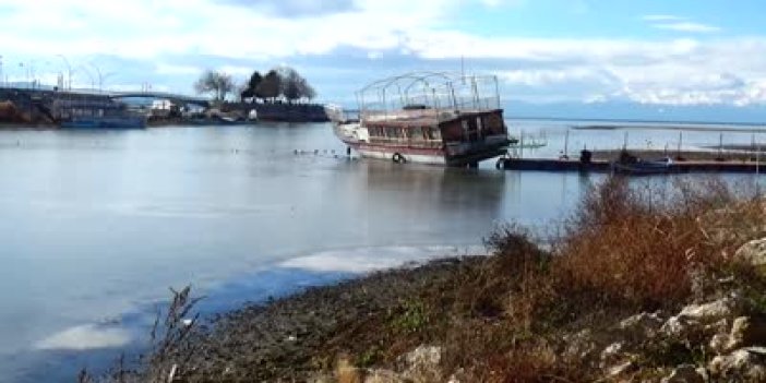 Konya'da Beyşehir Gölü'nün yüzeyinin bir kısmı buz tuttu