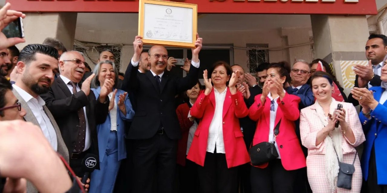 Akşehir Belediye Başkanı Nuri Köksal mazbatasını aldı