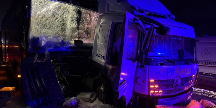 Yolcu otobüsü kamyona çarptı: 9 yaralı