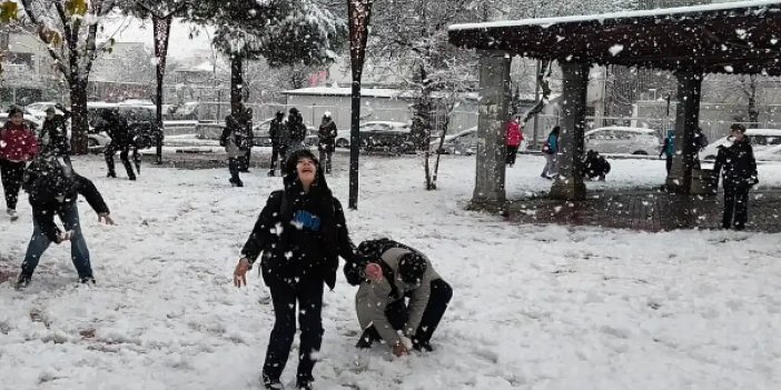 Kar yağışı ve buzlanma Konya'da tatil getirdi