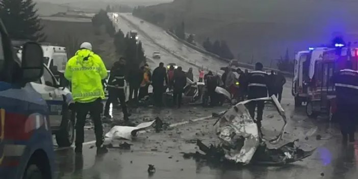 Otomobilin hurdaya döndüğü kazada bir aile paramparça oldu