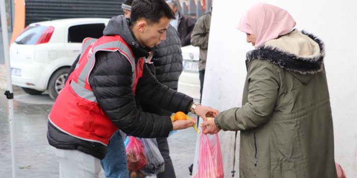 Konya'da Saadet'ten 'Göz Hakkı Manavı'! Bedava meyve dağıttılar