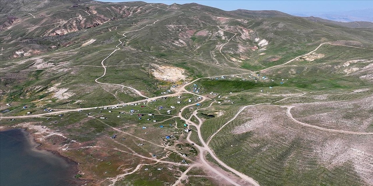 Kavurucu sıcaktan bunalıp geldikleri bu yerde sobayla ısınıyorlar