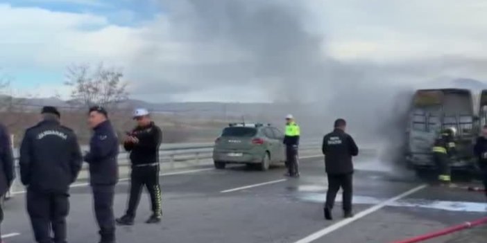 Konya'da park halindeki yolcu minibüsü yandı