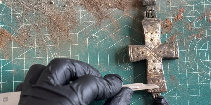 Konya'da bulunan 'mühürlenmiş bronz haç' restore edildi