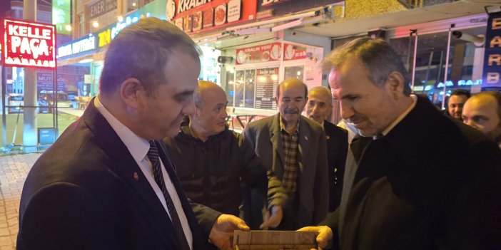 İbrahim Ceylan'dan Mesut Doğan'a tespih hediyesi