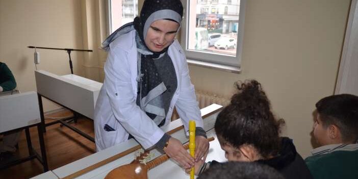 Mukaddes öğretmen, karanlığını Konya’da notalarla aydınlattı