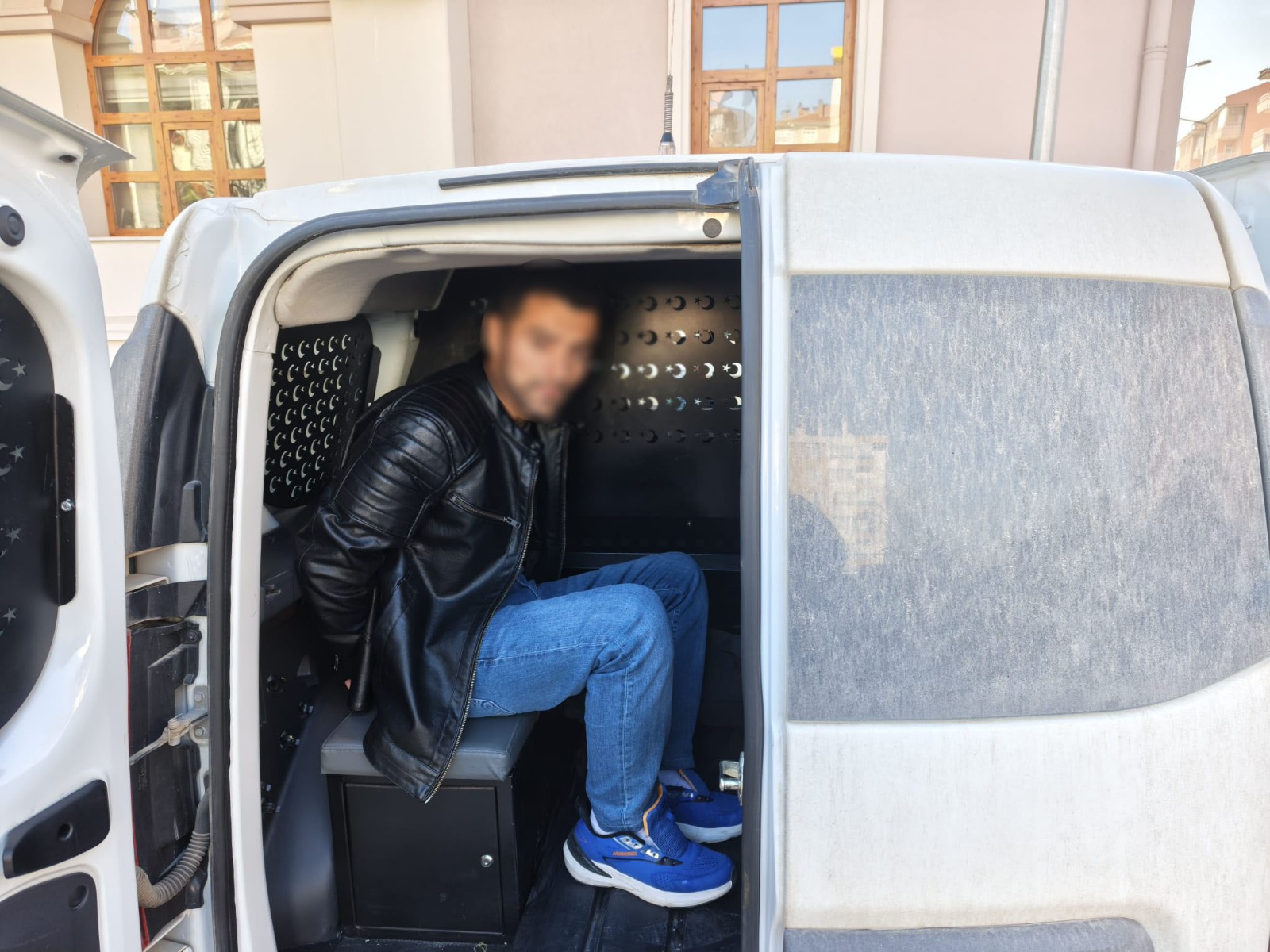 Konya'da hırsızı montundaki detay ele verdi