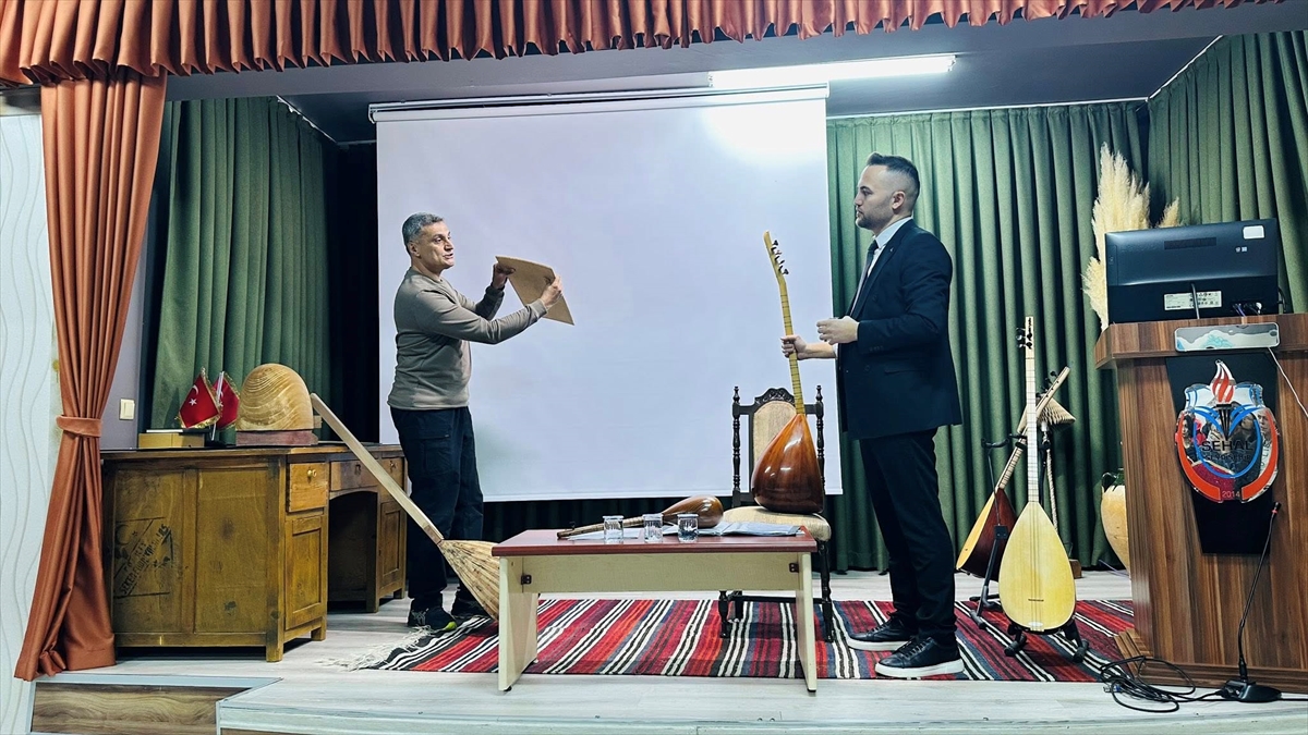 Konya Öğretmen Akademileri projesinde bağlama çeşitleri tanıtıldı