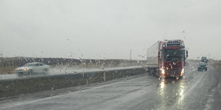 Konya'da sağanak yağış sonrası kaza! Tır karşı şeride geçti