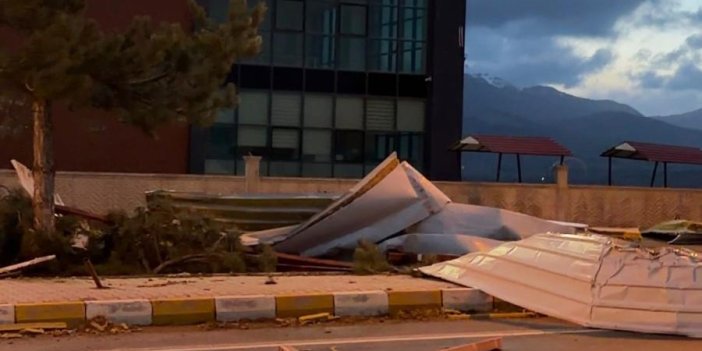 Konya'da şiddetli rüzgar araçlara ve binalara zarar verdi