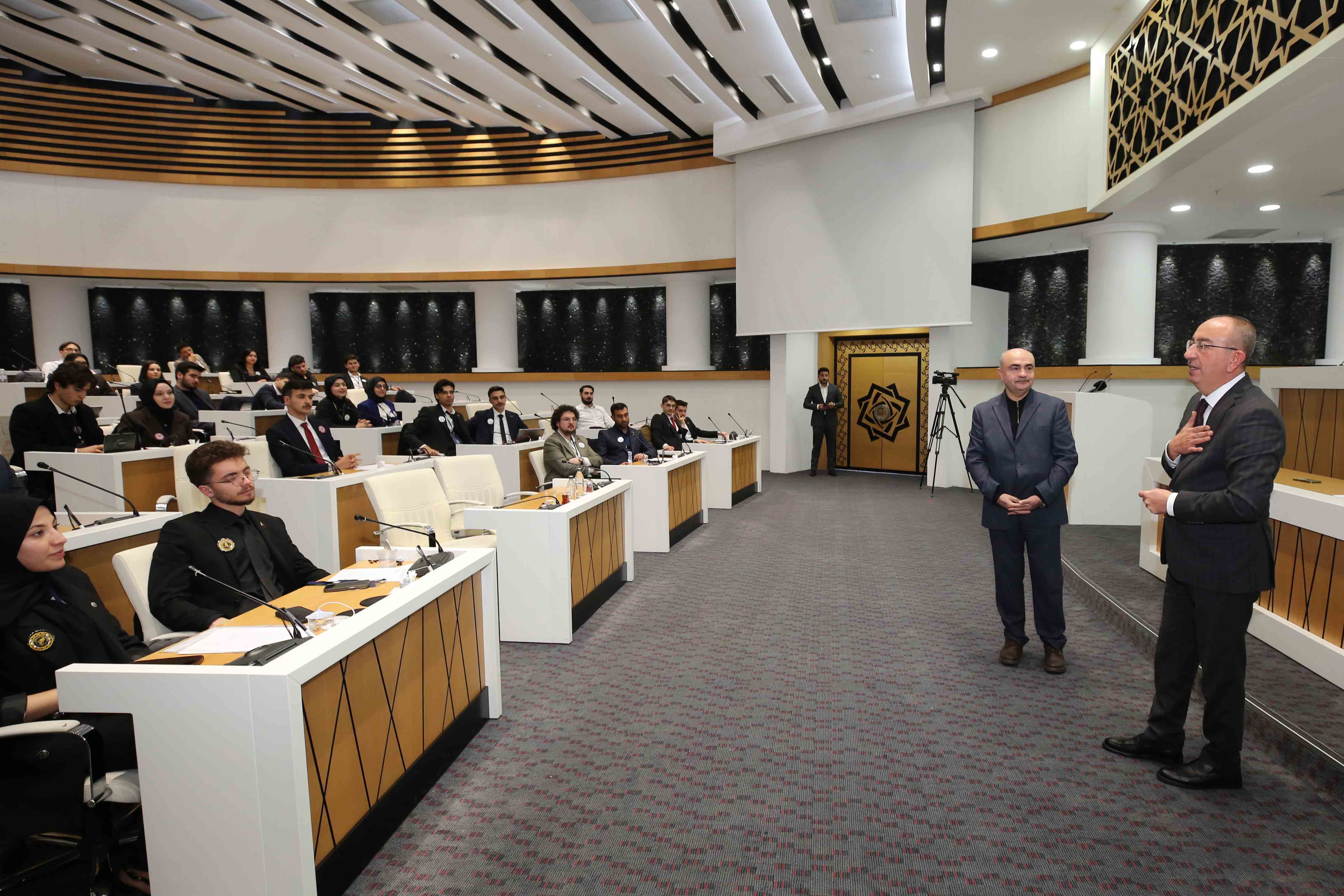 Başkan Kavuş, geleceğin siyasetçileri ve bürokratlarıyla buluştu