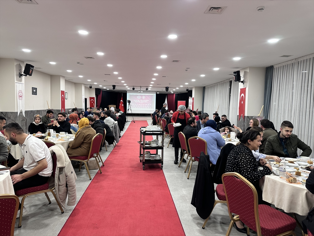 Konya'da devlet desteğiyle evlenen gençler akşam yemeğinde buluştu
