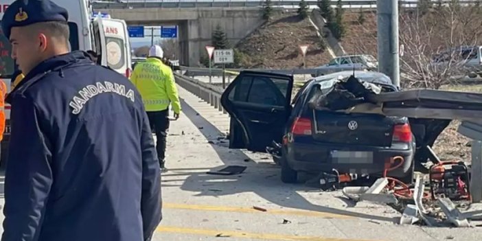 Otomobil bariyerlere ok gibi saplandı: Anne ve baba öldü, 3 yaşındaki çocukları yaralandı