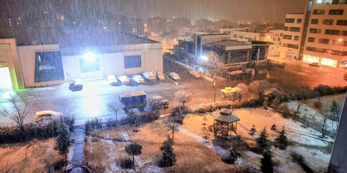 Konya'nın o mahallesine sahur vakti kar sürprizi