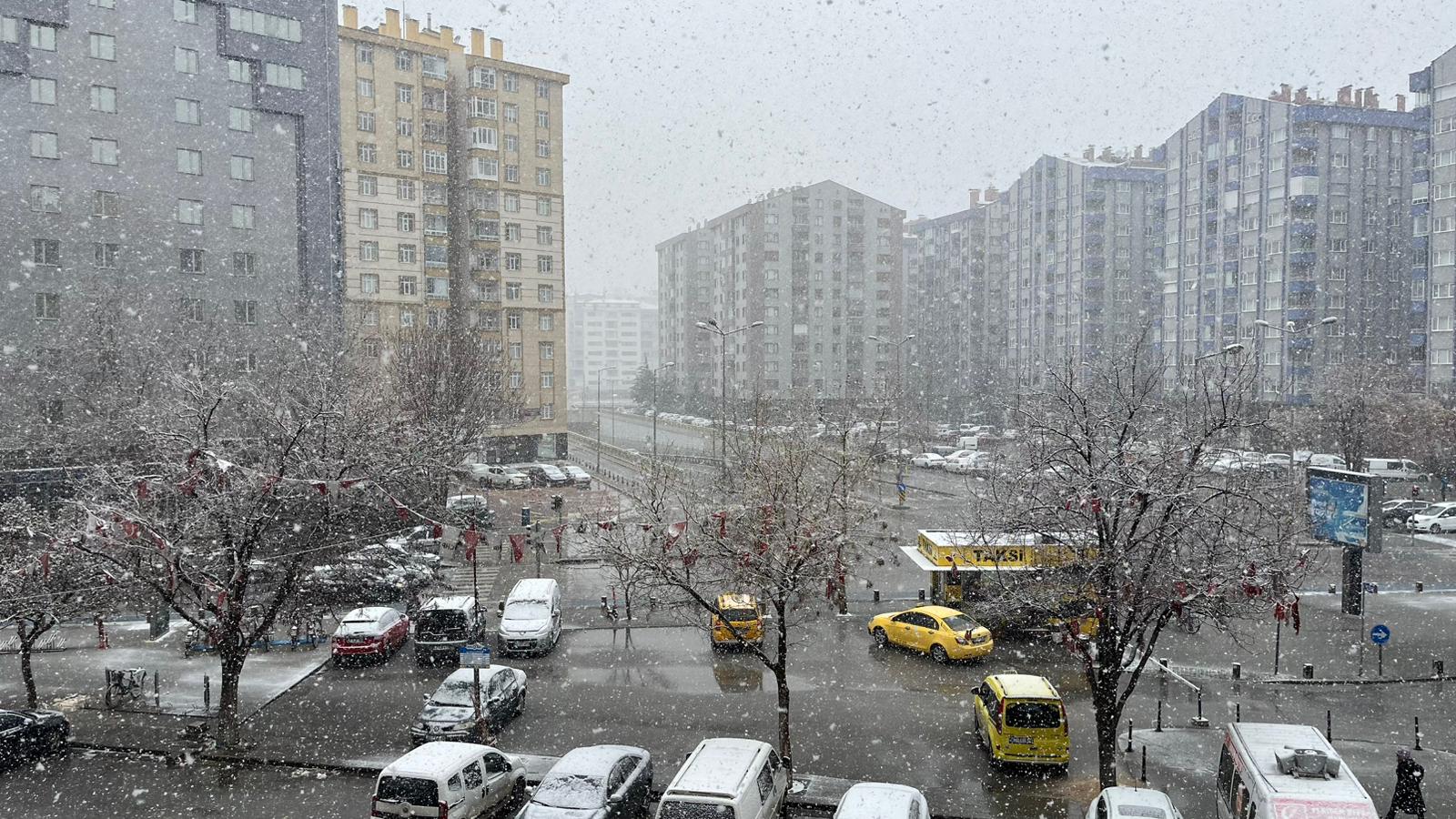 Konya'da beklenen kar yağdı