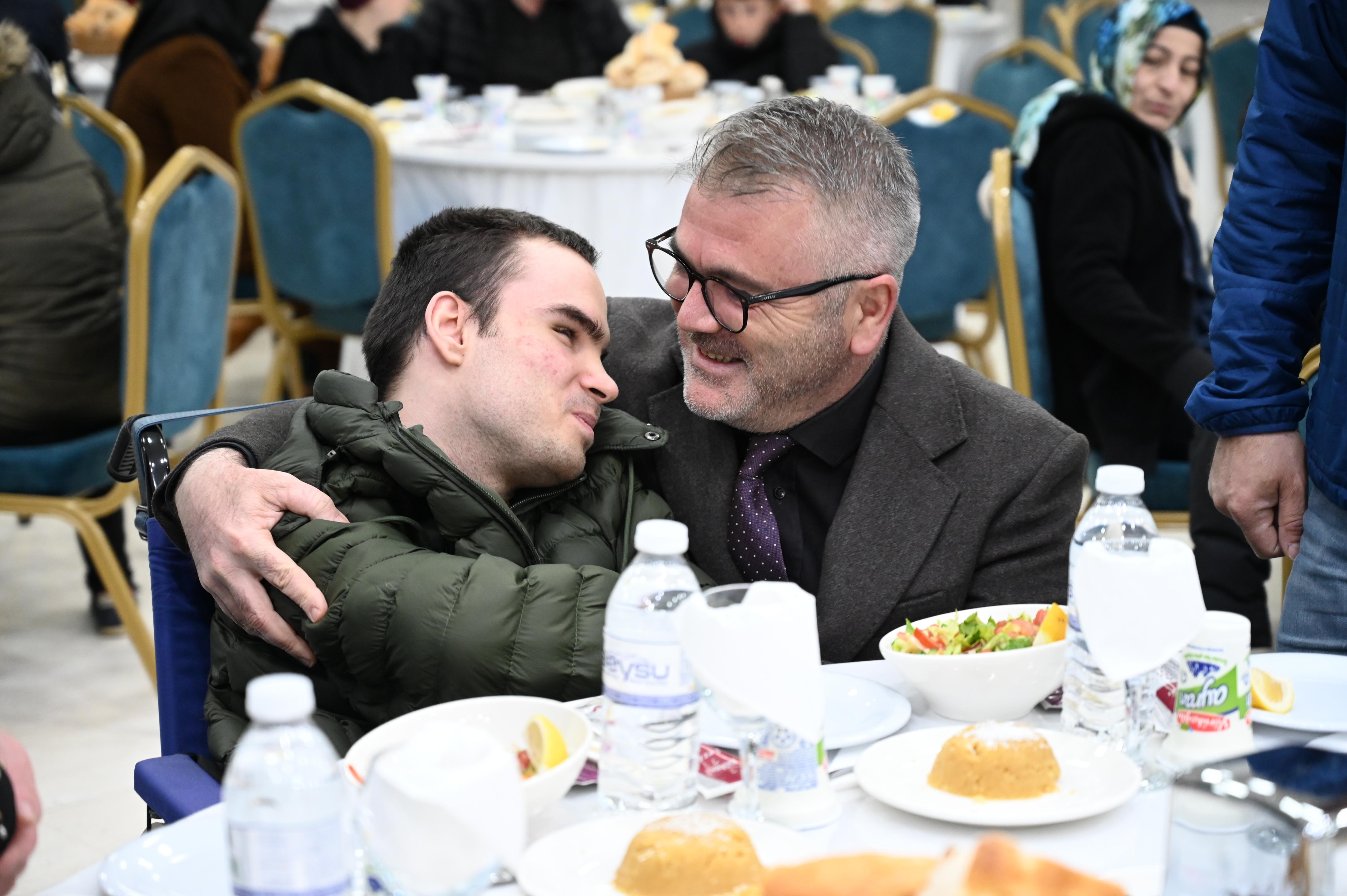 Başkan Ustaoğlu, evde bakım hizmeti alan engelli bireylerle buluştu