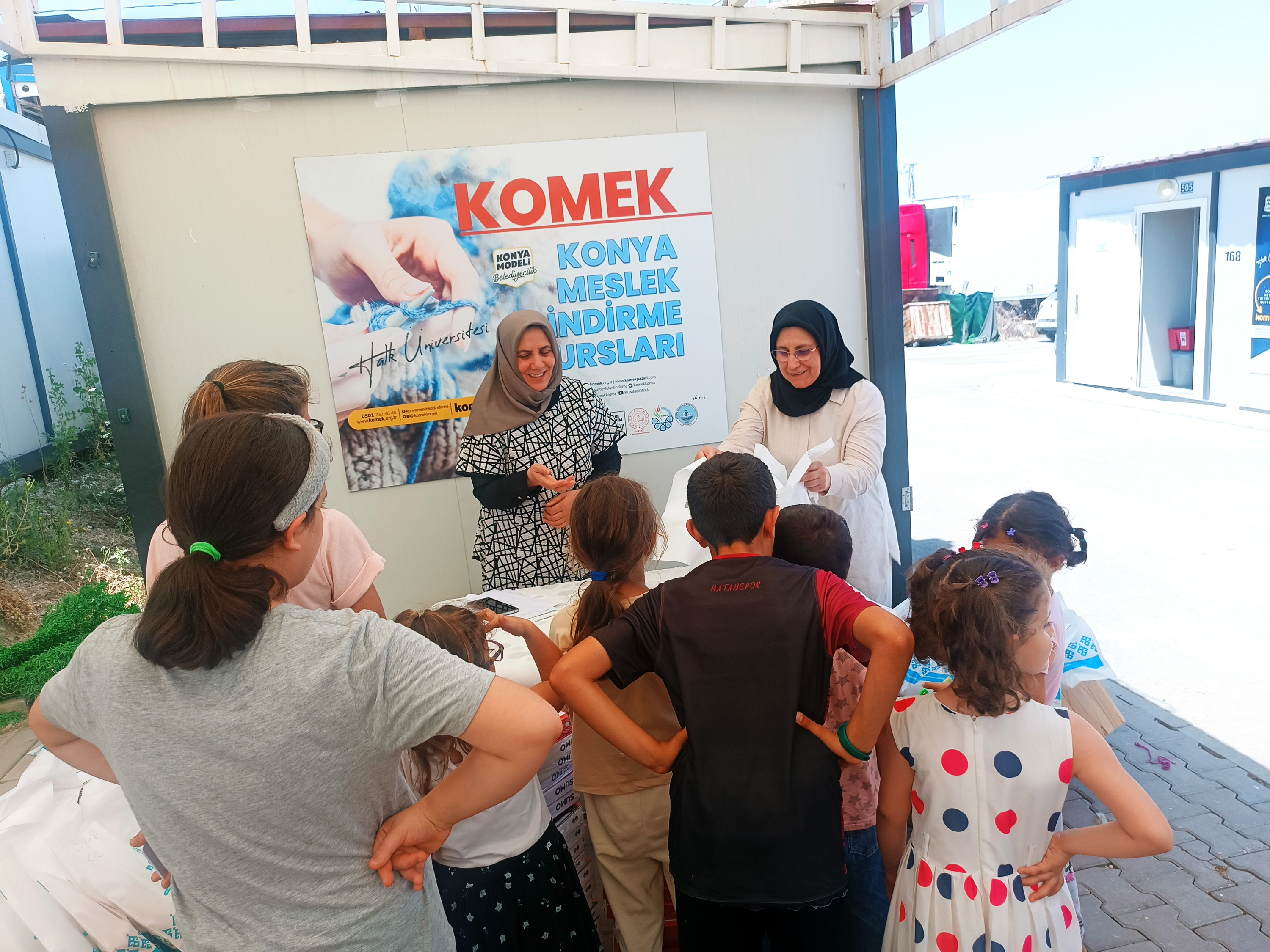 KOMEK Hataylı çocukları sevindirdi