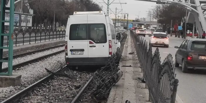 Konya'da şaşırtan görüntü Burası tramvay yolu! Minibüsün ne işi var?