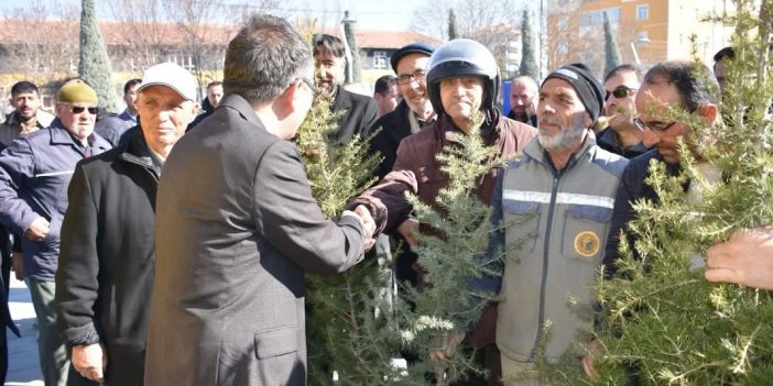 Karapınar’da Yeşil Seferberlik: 1 Saatte 4 Bin Fidan Toprakla Buluşmaya Gitti!