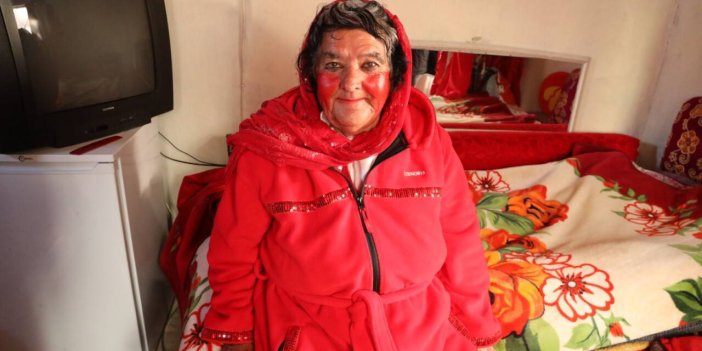 'Kırmızlı Kadın' lakaplı Sultan Özcan hastaneye kaldırıldı