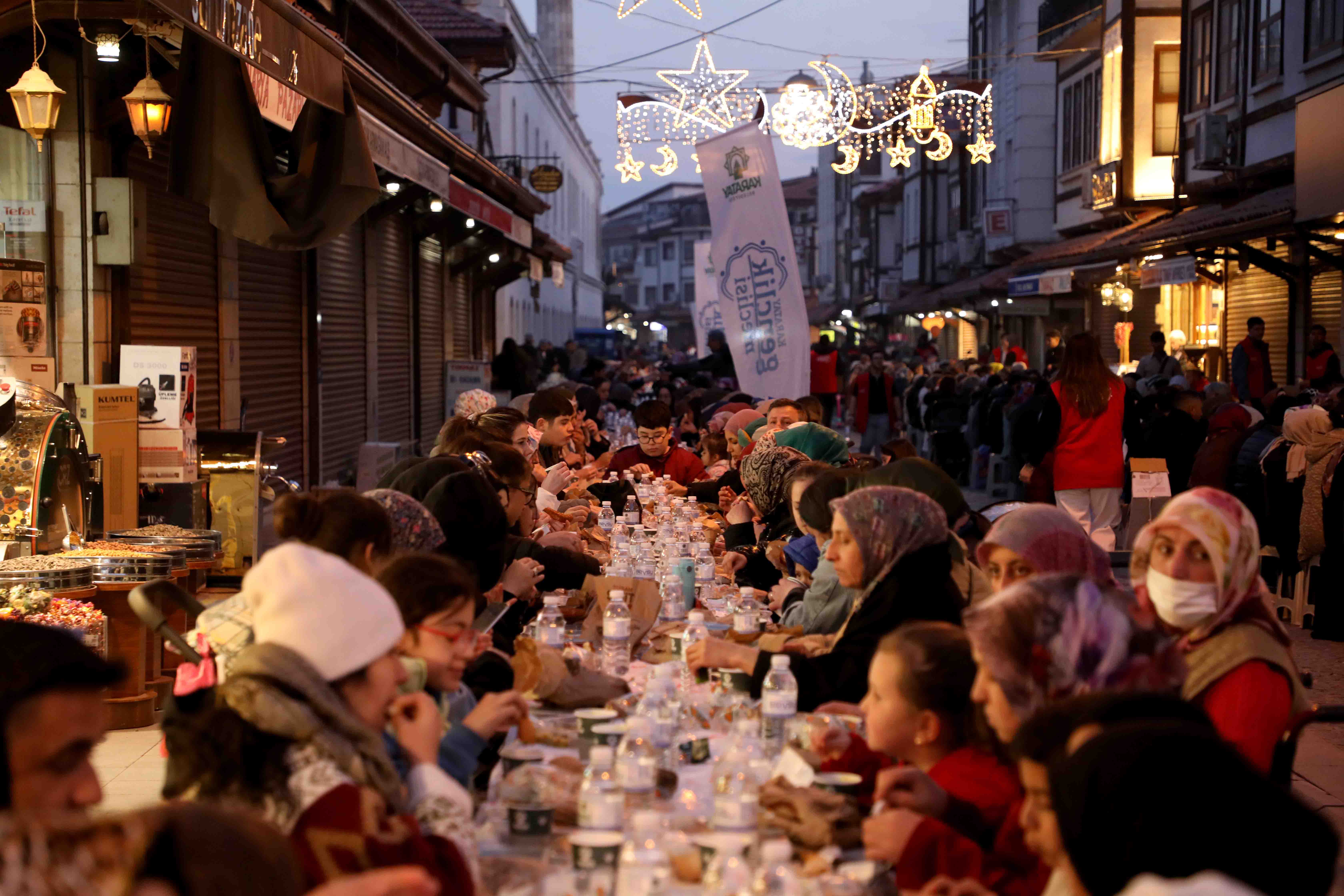Karatay’da binlerce kişilik kardeşlik sofrası