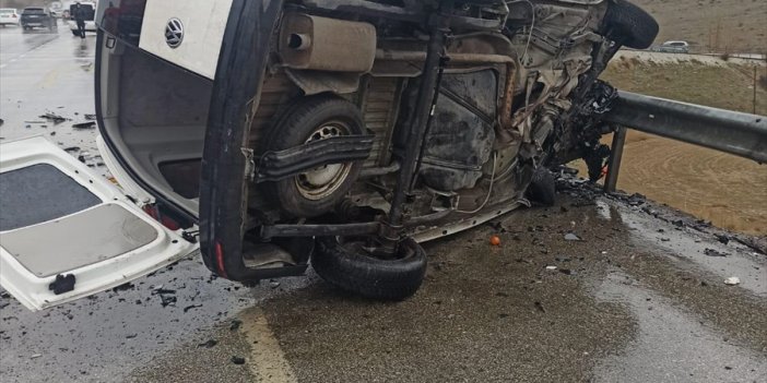 Konya’da kaza! Otomobil ve ticari araç çarpıştı: 2 ölü, 4 yaralı