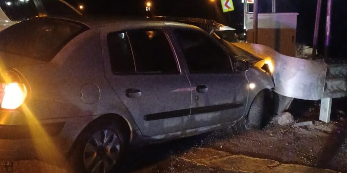 Konya'da otomobil bariyerlere çarptı: 4 kişi yaralandı