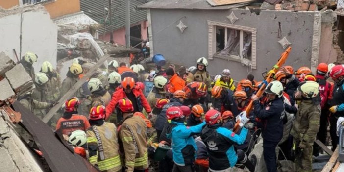 İstanbul Valiliği: Fatih'te göçük altında kalan 11 vatandaşımızdan biri hayatını kaybetti