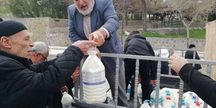 Konya'da ücretsiz süt dağıtan çiftçi gündem oldu