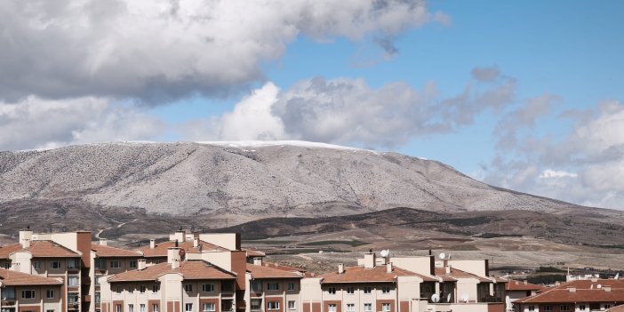 Loras Dağı zirvesinin  Mart ayı soğukları nedeniyle yeniden karla kaplandı