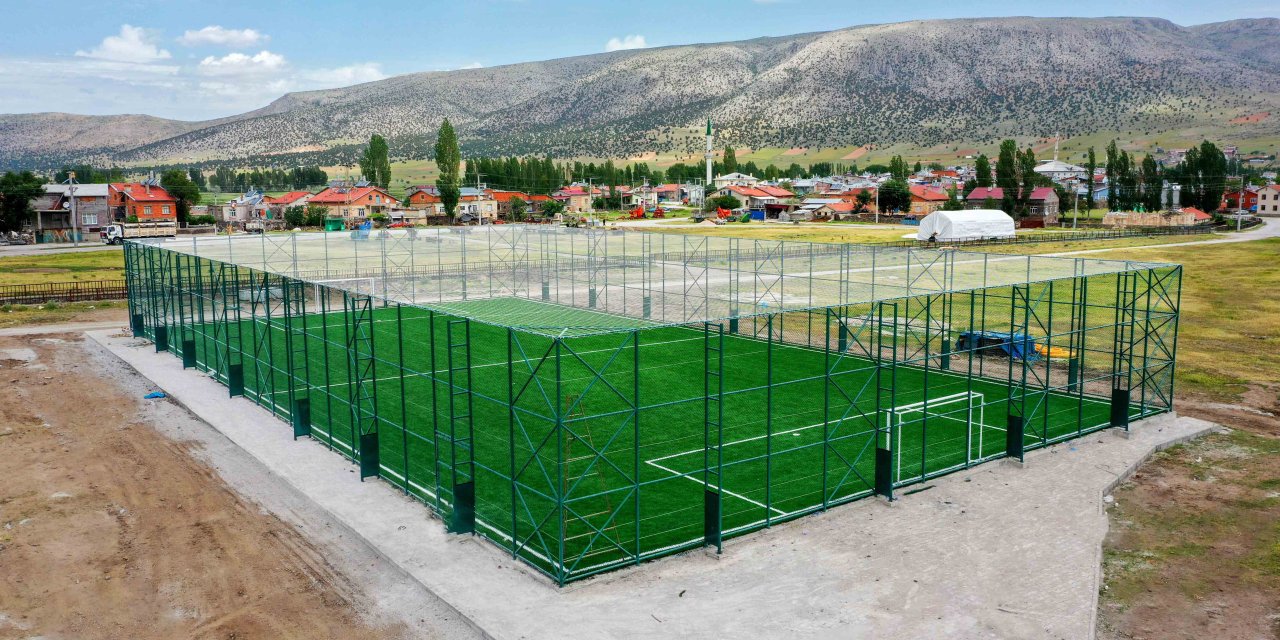 Meram Belediyesi’nden bu mahalleye halı saha