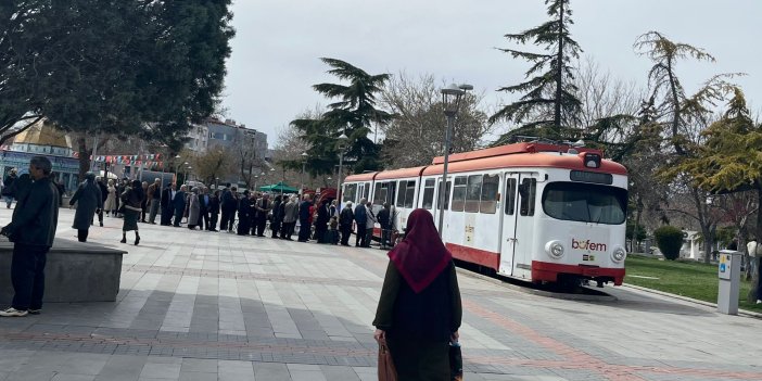 Konya'da ucuz simit ayran için metrelerce kuyruk!