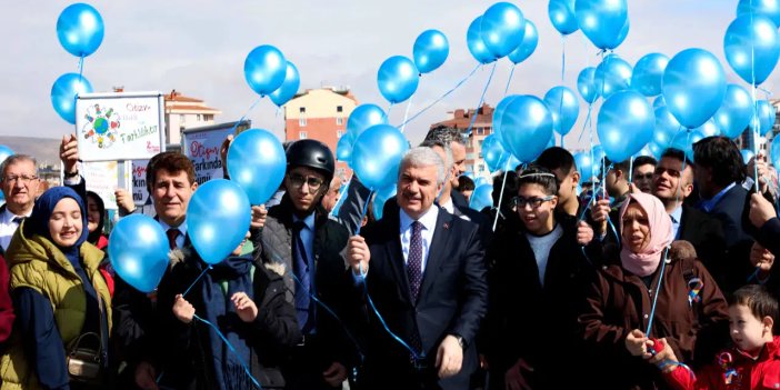 Konya’da otizm farkındalığı için mavi balonlar gökyüzüne bırakıldı