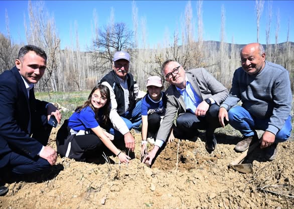 Kızılca mahallesinde bin 900 fidan toprakla buluştu