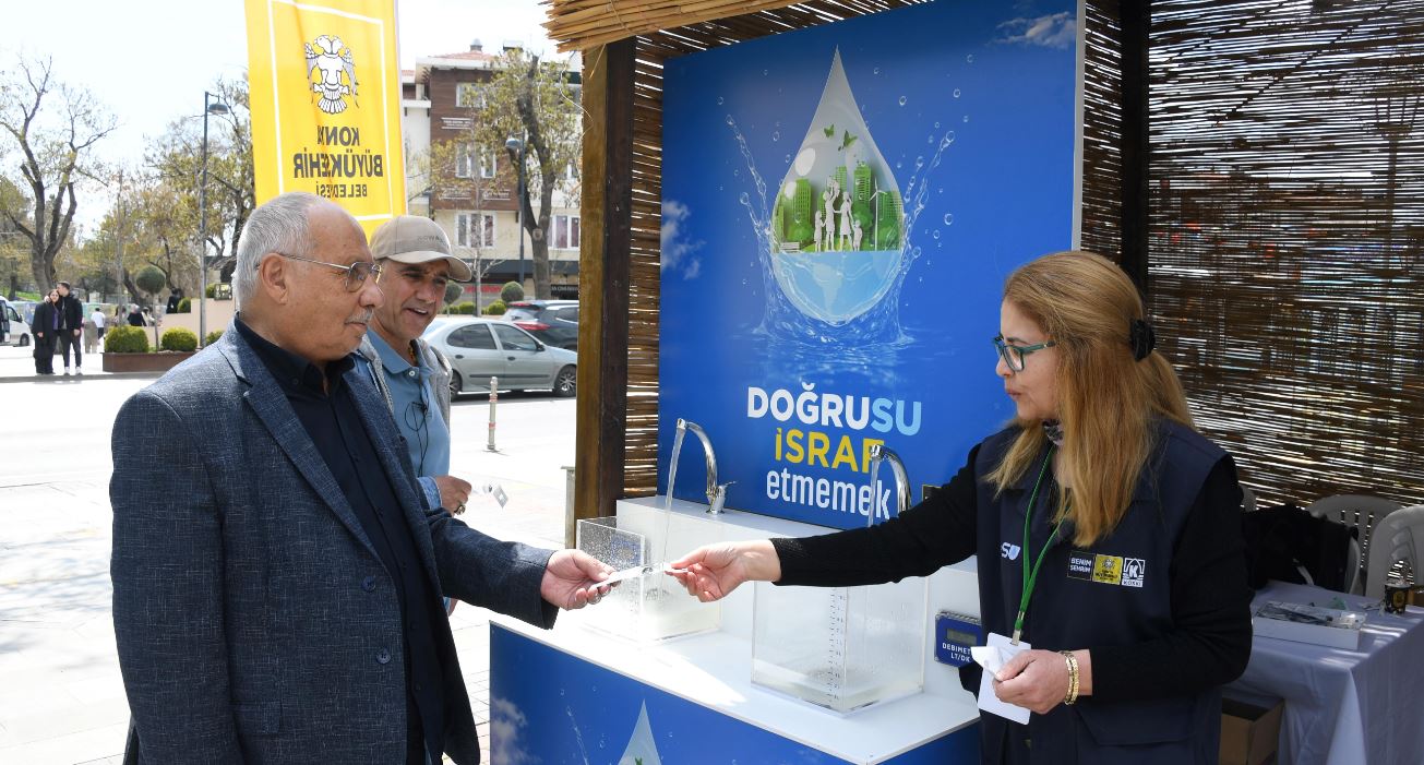 KOSKİ Tarım Haftası’nda açtığı stantta su tasarrufu bilgilendirmesi yapıyor