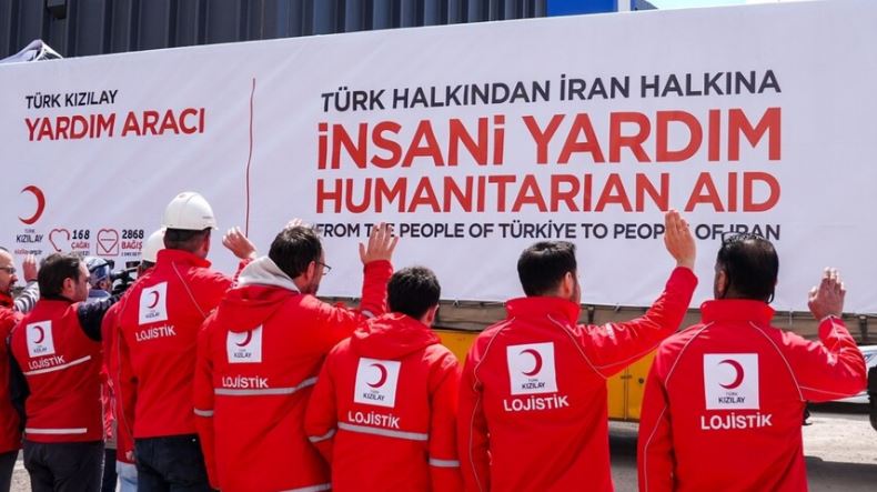 Türk Kızılayın İran için hazırladığı insani yardım malzemelerini taşıyan 4 tır yola çıktı