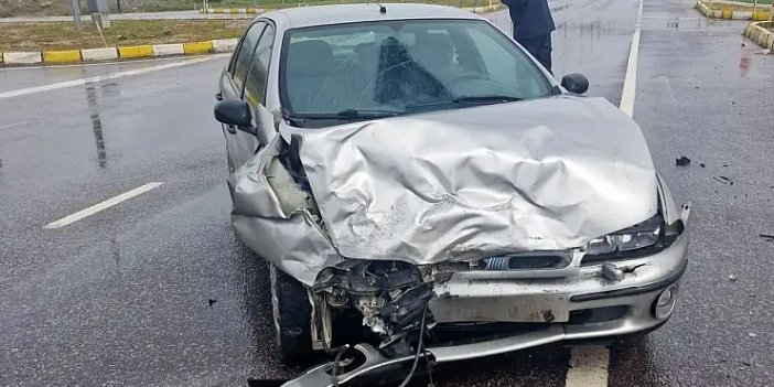 Konya'da hafif ticari araçla otomobilin çarpışması sonucu 4 kişi yaralandı