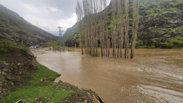 Hakkari'de dere taştı, yol kapandı