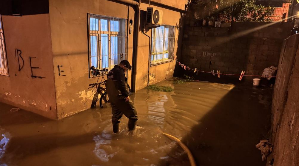 Adana'da sağanak hayatı olumsuz etkiledi