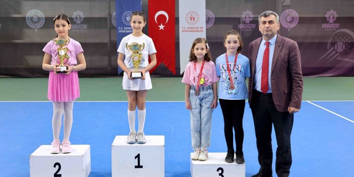 Karataylı tenisciler ödüllerini aldı