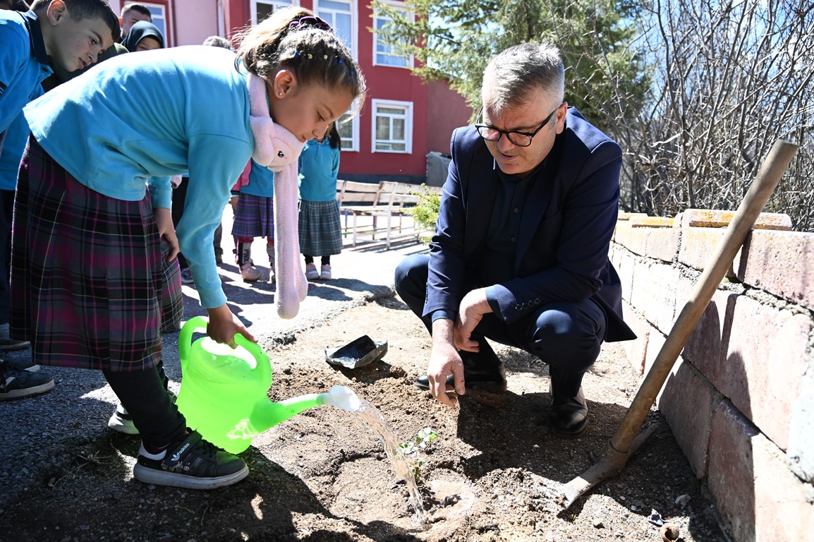 Seydişehir Belediyesi'nden okul bahçelerine gül