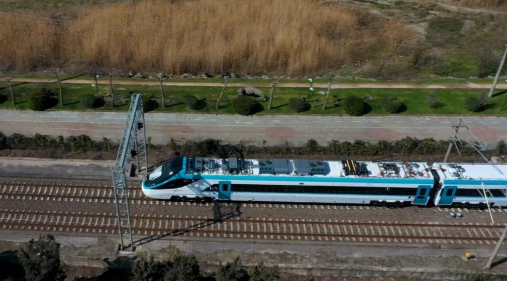 Türkiye'nin ilk hızlı treni saatte 225 kilometre hıza ulaştı