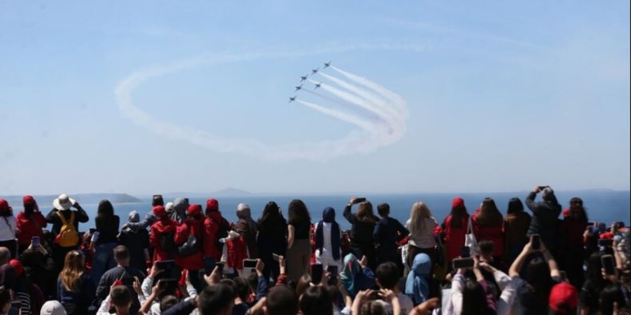 Türk Yıldızları, Çanakkale Şehitler Abidesi üzerinde gösteri uçuşu yaptı