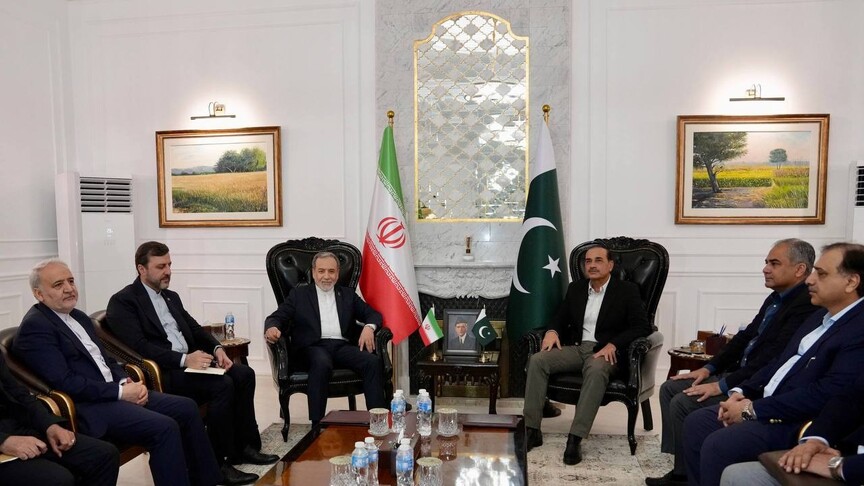 İran Dışişleri Bakanı, ABD ile görüşme umutları sürerken Pakistan Başbakanı ile bir araya geldi.