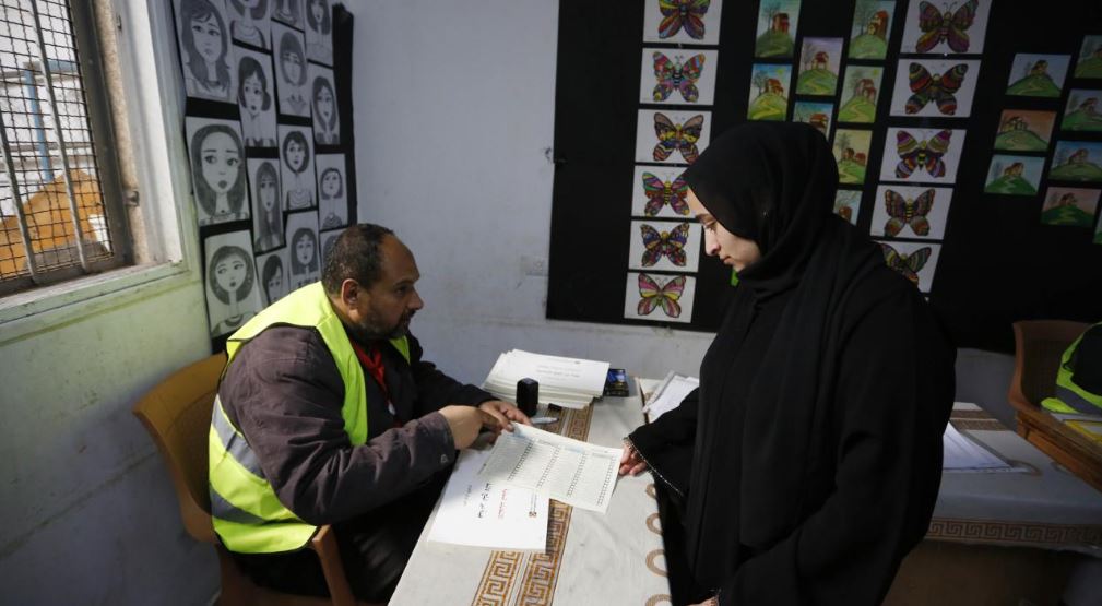 Gazze'deki Filistinliler, katil İsrail'in saldırıları gölgesinde yerel seçimler için sandığa gitti