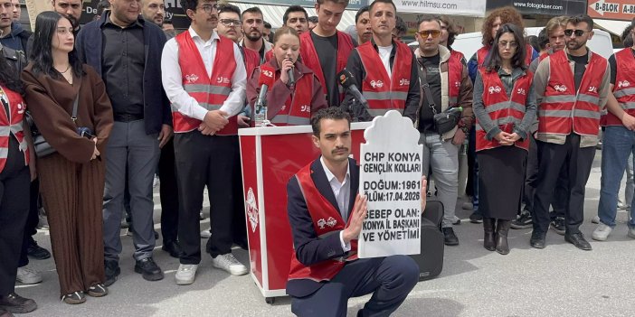 CHP’li gençler Konya’da mezartaşı ile il binasını bastı